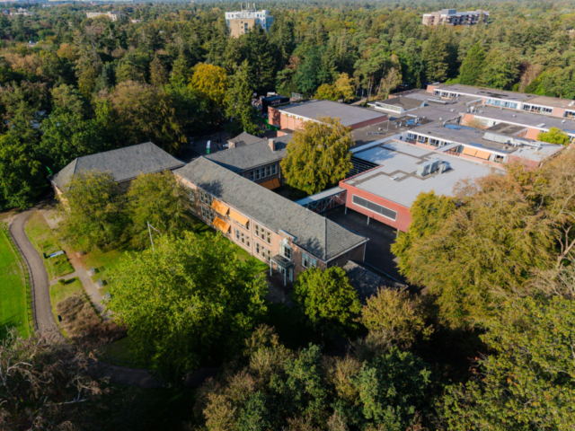 Bezoekers vieren het 80-jarig bestaan van De Breul in Zeist tijdens een jubileumprogramma met ontmoetingen, open lessen, optredens en activiteiten voor oud-leerlingen en oud-docenten.