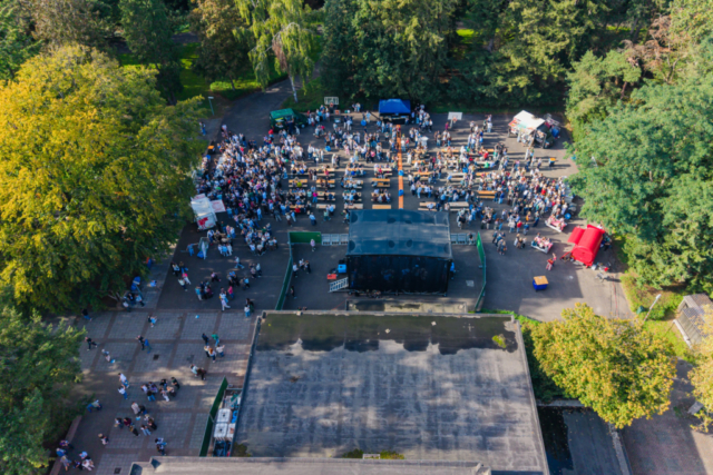 Bezoekers vieren het 80-jarig bestaan van De Breul in Zeist tijdens een jubileumprogramma met ontmoetingen, open lessen, optredens en activiteiten voor oud-leerlingen en oud-docenten.