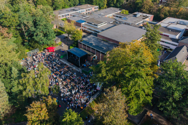 Bezoekers vieren het 80-jarig bestaan van De Breul in Zeist tijdens een jubileumprogramma met ontmoetingen, open lessen, optredens en activiteiten voor oud-leerlingen en oud-docenten.
