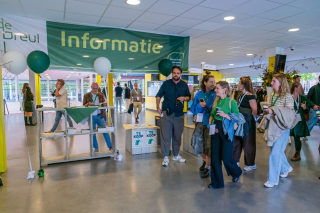 Bezoekers vieren het 80-jarig bestaan van De Breul in Zeist tijdens een jubileumprogramma met ontmoetingen, open lessen, optredens en activiteiten voor oud-leerlingen en oud-docenten.