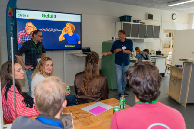 Bezoekers vieren het 80-jarig bestaan van De Breul in Zeist tijdens een jubileumprogramma met ontmoetingen, open lessen, optredens en activiteiten voor oud-leerlingen en oud-docenten.
