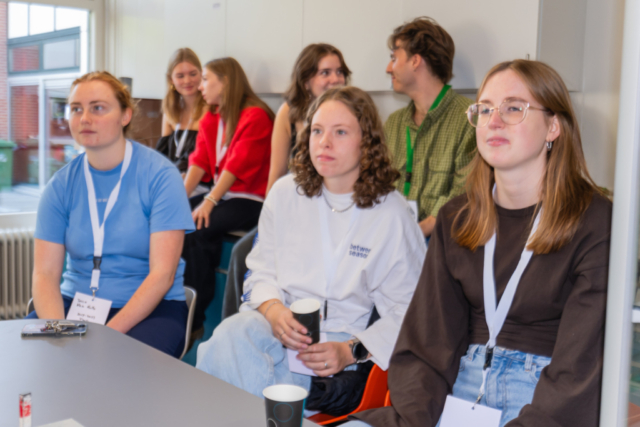 Bezoekers vieren het 80-jarig bestaan van De Breul in Zeist tijdens een jubileumprogramma met ontmoetingen, open lessen, optredens en activiteiten voor oud-leerlingen en oud-docenten.