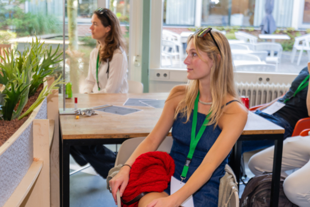 Bezoekers vieren het 80-jarig bestaan van De Breul in Zeist tijdens een jubileumprogramma met ontmoetingen, open lessen, optredens en activiteiten voor oud-leerlingen en oud-docenten.