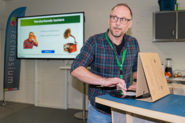 Bezoekers vieren het 80-jarig bestaan van De Breul in Zeist tijdens een jubileumprogramma met ontmoetingen, open lessen, optredens en activiteiten voor oud-leerlingen en oud-docenten.