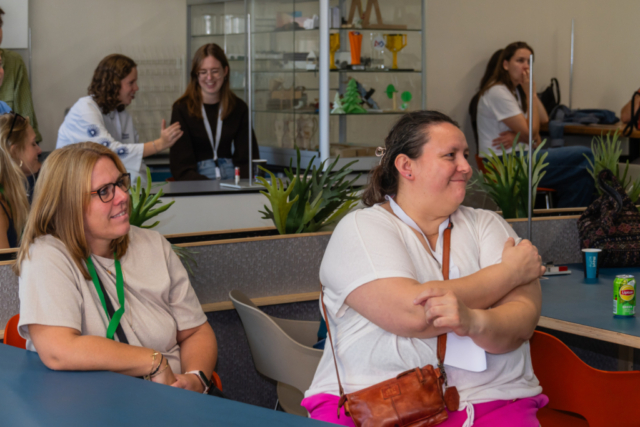 Bezoekers vieren het 80-jarig bestaan van De Breul in Zeist tijdens een jubileumprogramma met ontmoetingen, open lessen, optredens en activiteiten voor oud-leerlingen en oud-docenten.