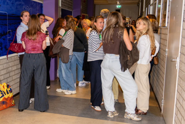 Bezoekers vieren het 80-jarig bestaan van De Breul in Zeist tijdens een jubileumprogramma met ontmoetingen, open lessen, optredens en activiteiten voor oud-leerlingen en oud-docenten.