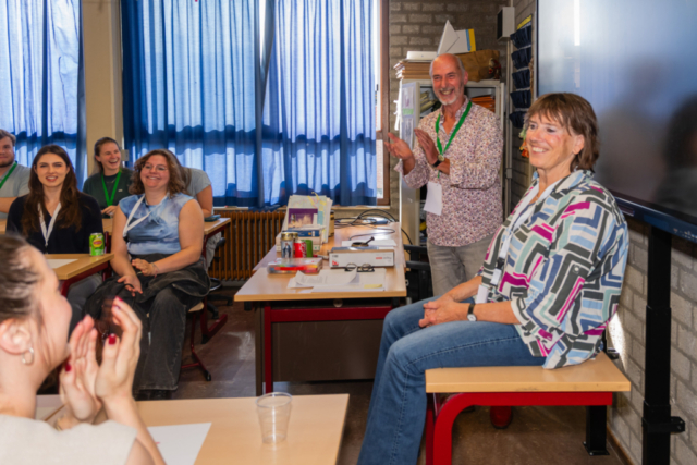 Bezoekers vieren het 80-jarig bestaan van De Breul in Zeist tijdens een jubileumprogramma met ontmoetingen, open lessen, optredens en activiteiten voor oud-leerlingen en oud-docenten.