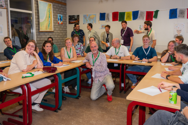 Bezoekers vieren het 80-jarig bestaan van De Breul in Zeist tijdens een jubileumprogramma met ontmoetingen, open lessen, optredens en activiteiten voor oud-leerlingen en oud-docenten.