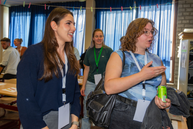 Bezoekers vieren het 80-jarig bestaan van De Breul in Zeist tijdens een jubileumprogramma met ontmoetingen, open lessen, optredens en activiteiten voor oud-leerlingen en oud-docenten.