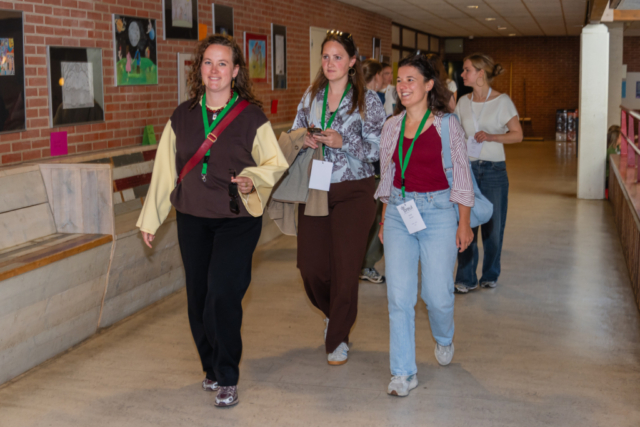 Bezoekers vieren het 80-jarig bestaan van De Breul in Zeist tijdens een jubileumprogramma met ontmoetingen, open lessen, optredens en activiteiten voor oud-leerlingen en oud-docenten.