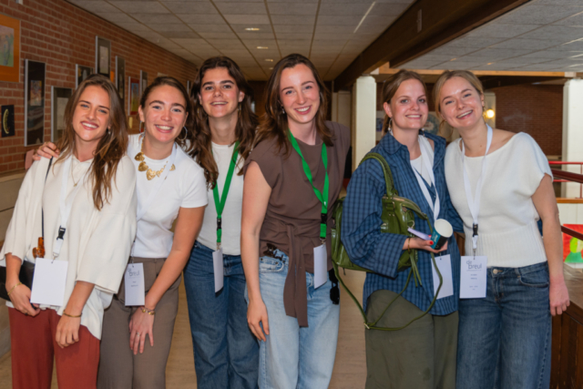 Bezoekers vieren het 80-jarig bestaan van De Breul in Zeist tijdens een jubileumprogramma met ontmoetingen, open lessen, optredens en activiteiten voor oud-leerlingen en oud-docenten.
