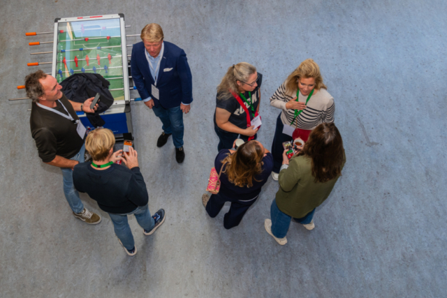 Bezoekers vieren het 80-jarig bestaan van De Breul in Zeist tijdens een jubileumprogramma met ontmoetingen, open lessen, optredens en activiteiten voor oud-leerlingen en oud-docenten.