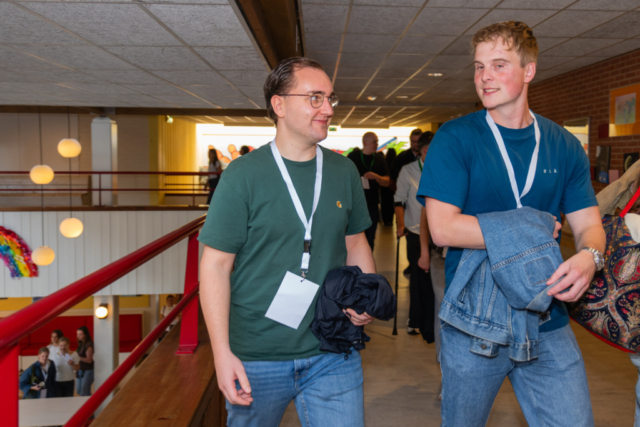 Bezoekers vieren het 80-jarig bestaan van De Breul in Zeist tijdens een jubileumprogramma met ontmoetingen, open lessen, optredens en activiteiten voor oud-leerlingen en oud-docenten.