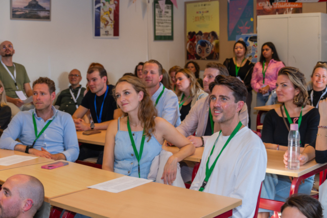 Bezoekers vieren het 80-jarig bestaan van De Breul in Zeist tijdens een jubileumprogramma met ontmoetingen, open lessen, optredens en activiteiten voor oud-leerlingen en oud-docenten.