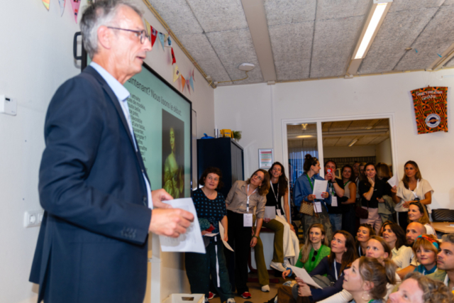 Bezoekers vieren het 80-jarig bestaan van De Breul in Zeist tijdens een jubileumprogramma met ontmoetingen, open lessen, optredens en activiteiten voor oud-leerlingen en oud-docenten.