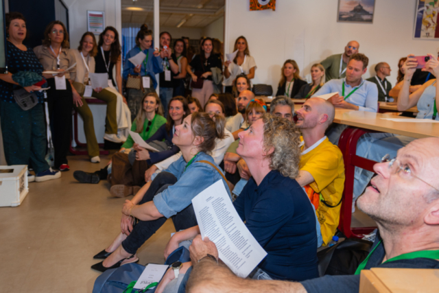 Bezoekers vieren het 80-jarig bestaan van De Breul in Zeist tijdens een jubileumprogramma met ontmoetingen, open lessen, optredens en activiteiten voor oud-leerlingen en oud-docenten.
