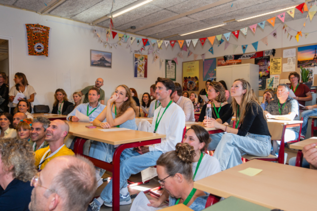 Bezoekers vieren het 80-jarig bestaan van De Breul in Zeist tijdens een jubileumprogramma met ontmoetingen, open lessen, optredens en activiteiten voor oud-leerlingen en oud-docenten.