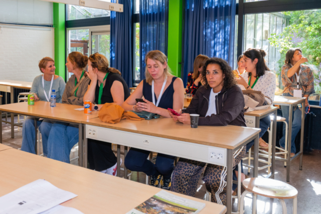 Bezoekers vieren het 80-jarig bestaan van De Breul in Zeist tijdens een jubileumprogramma met ontmoetingen, open lessen, optredens en activiteiten voor oud-leerlingen en oud-docenten.