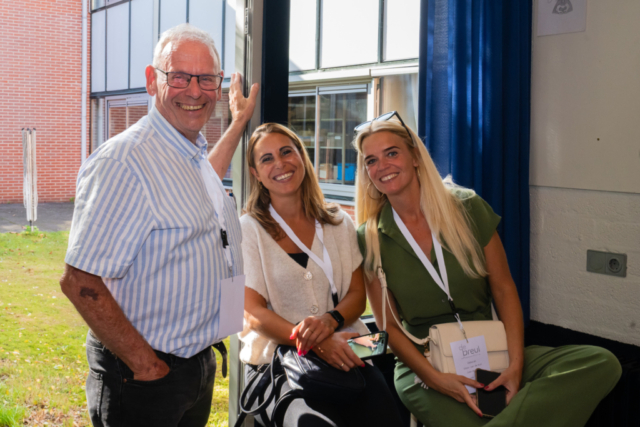 Bezoekers vieren het 80-jarig bestaan van De Breul in Zeist tijdens een jubileumprogramma met ontmoetingen, open lessen, optredens en activiteiten voor oud-leerlingen en oud-docenten.