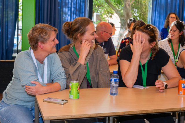 Bezoekers vieren het 80-jarig bestaan van De Breul in Zeist tijdens een jubileumprogramma met ontmoetingen, open lessen, optredens en activiteiten voor oud-leerlingen en oud-docenten.