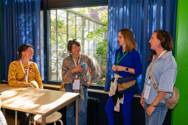 Bezoekers vieren het 80-jarig bestaan van De Breul in Zeist tijdens een jubileumprogramma met ontmoetingen, open lessen, optredens en activiteiten voor oud-leerlingen en oud-docenten.