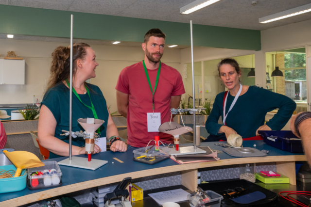 Bezoekers vieren het 80-jarig bestaan van De Breul in Zeist tijdens een jubileumprogramma met ontmoetingen, open lessen, optredens en activiteiten voor oud-leerlingen en oud-docenten.
