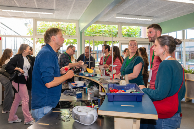 Bezoekers vieren het 80-jarig bestaan van De Breul in Zeist tijdens een jubileumprogramma met ontmoetingen, open lessen, optredens en activiteiten voor oud-leerlingen en oud-docenten.