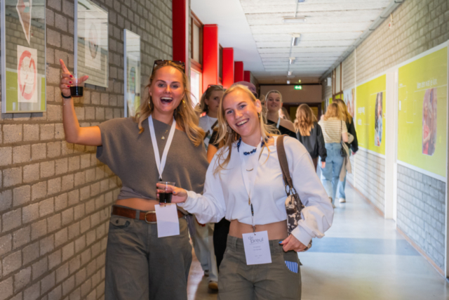 Bezoekers vieren het 80-jarig bestaan van De Breul in Zeist tijdens een jubileumprogramma met ontmoetingen, open lessen, optredens en activiteiten voor oud-leerlingen en oud-docenten.