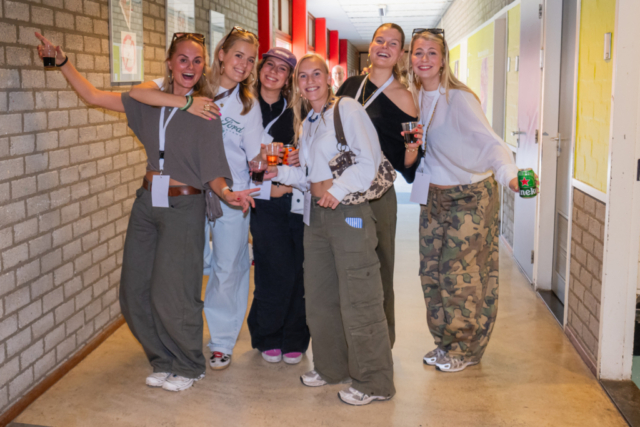 Bezoekers vieren het 80-jarig bestaan van De Breul in Zeist tijdens een jubileumprogramma met ontmoetingen, open lessen, optredens en activiteiten voor oud-leerlingen en oud-docenten.