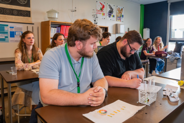 Bezoekers vieren het 80-jarig bestaan van De Breul in Zeist tijdens een jubileumprogramma met ontmoetingen, open lessen, optredens en activiteiten voor oud-leerlingen en oud-docenten.