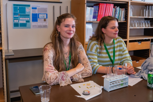 Bezoekers vieren het 80-jarig bestaan van De Breul in Zeist tijdens een jubileumprogramma met ontmoetingen, open lessen, optredens en activiteiten voor oud-leerlingen en oud-docenten.