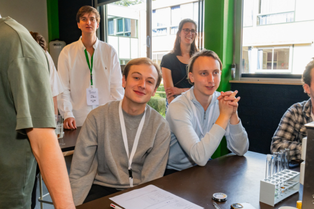 Bezoekers vieren het 80-jarig bestaan van De Breul in Zeist tijdens een jubileumprogramma met ontmoetingen, open lessen, optredens en activiteiten voor oud-leerlingen en oud-docenten.