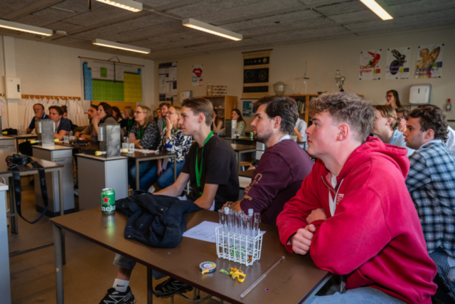 Bezoekers vieren het 80-jarig bestaan van De Breul in Zeist tijdens een jubileumprogramma met ontmoetingen, open lessen, optredens en activiteiten voor oud-leerlingen en oud-docenten.