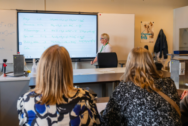 Bezoekers vieren het 80-jarig bestaan van De Breul in Zeist tijdens een jubileumprogramma met ontmoetingen, open lessen, optredens en activiteiten voor oud-leerlingen en oud-docenten.