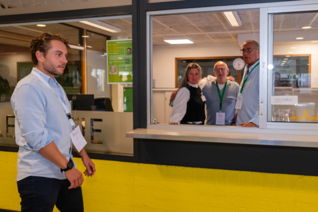 Bezoekers vieren het 80-jarig bestaan van De Breul in Zeist tijdens een jubileumprogramma met ontmoetingen, open lessen, optredens en activiteiten voor oud-leerlingen en oud-docenten.