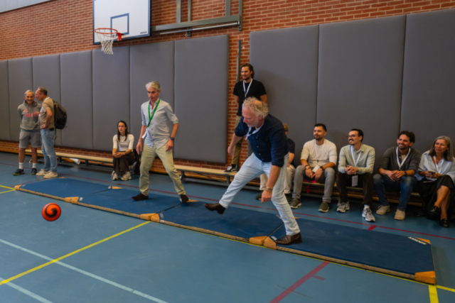 Bezoekers vieren het 80-jarig bestaan van De Breul in Zeist tijdens een jubileumprogramma met ontmoetingen, open lessen, optredens en activiteiten voor oud-leerlingen en oud-docenten.