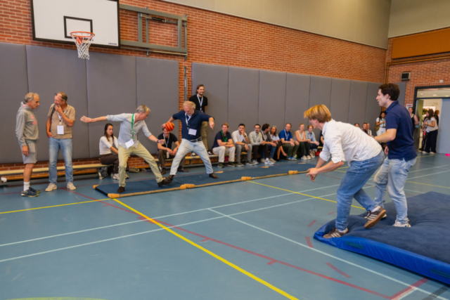 Bezoekers vieren het 80-jarig bestaan van De Breul in Zeist tijdens een jubileumprogramma met ontmoetingen, open lessen, optredens en activiteiten voor oud-leerlingen en oud-docenten.