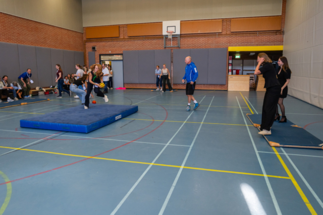 Bezoekers vieren het 80-jarig bestaan van De Breul in Zeist tijdens een jubileumprogramma met ontmoetingen, open lessen, optredens en activiteiten voor oud-leerlingen en oud-docenten.