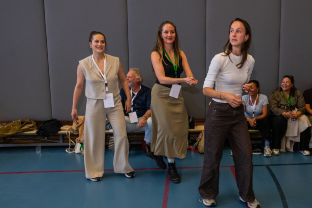 Bezoekers vieren het 80-jarig bestaan van De Breul in Zeist tijdens een jubileumprogramma met ontmoetingen, open lessen, optredens en activiteiten voor oud-leerlingen en oud-docenten.