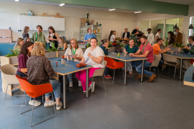 Bezoekers vieren het 80-jarig bestaan van De Breul in Zeist tijdens een jubileumprogramma met ontmoetingen, open lessen, optredens en activiteiten voor oud-leerlingen en oud-docenten.