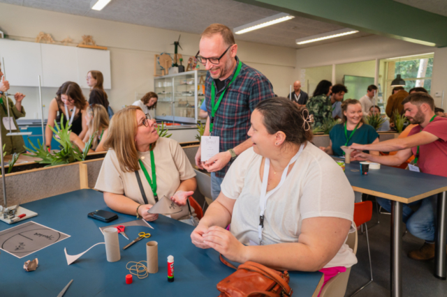 Bezoekers vieren het 80-jarig bestaan van De Breul in Zeist tijdens een jubileumprogramma met ontmoetingen, open lessen, optredens en activiteiten voor oud-leerlingen en oud-docenten.