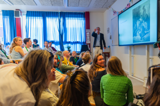 Bezoekers vieren het 80-jarig bestaan van De Breul in Zeist tijdens een jubileumprogramma met ontmoetingen, open lessen, optredens en activiteiten voor oud-leerlingen en oud-docenten.