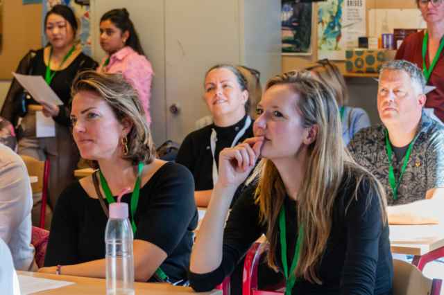 Bezoekers vieren het 80-jarig bestaan van De Breul in Zeist tijdens een jubileumprogramma met ontmoetingen, open lessen, optredens en activiteiten voor oud-leerlingen en oud-docenten.