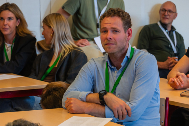 Bezoekers vieren het 80-jarig bestaan van De Breul in Zeist tijdens een jubileumprogramma met ontmoetingen, open lessen, optredens en activiteiten voor oud-leerlingen en oud-docenten.