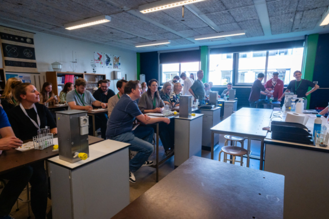 Bezoekers vieren het 80-jarig bestaan van De Breul in Zeist tijdens een jubileumprogramma met ontmoetingen, open lessen, optredens en activiteiten voor oud-leerlingen en oud-docenten.