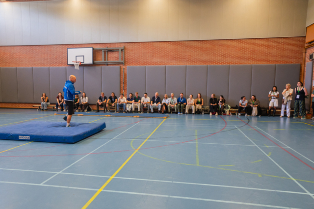 Bezoekers vieren het 80-jarig bestaan van De Breul in Zeist tijdens een jubileumprogramma met ontmoetingen, open lessen, optredens en activiteiten voor oud-leerlingen en oud-docenten.