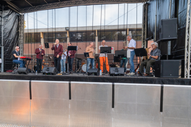 Bezoekers vieren het 80-jarig bestaan van De Breul in Zeist tijdens een jubileumprogramma met ontmoetingen, open lessen, optredens en activiteiten voor oud-leerlingen en oud-docenten.